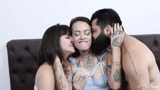 Threesome! Fucking the Bum of 2 Hotties Who Squirt