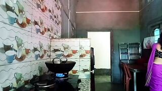 ????Single sister-in-law has sex with delivery fiance because her boy is out of India